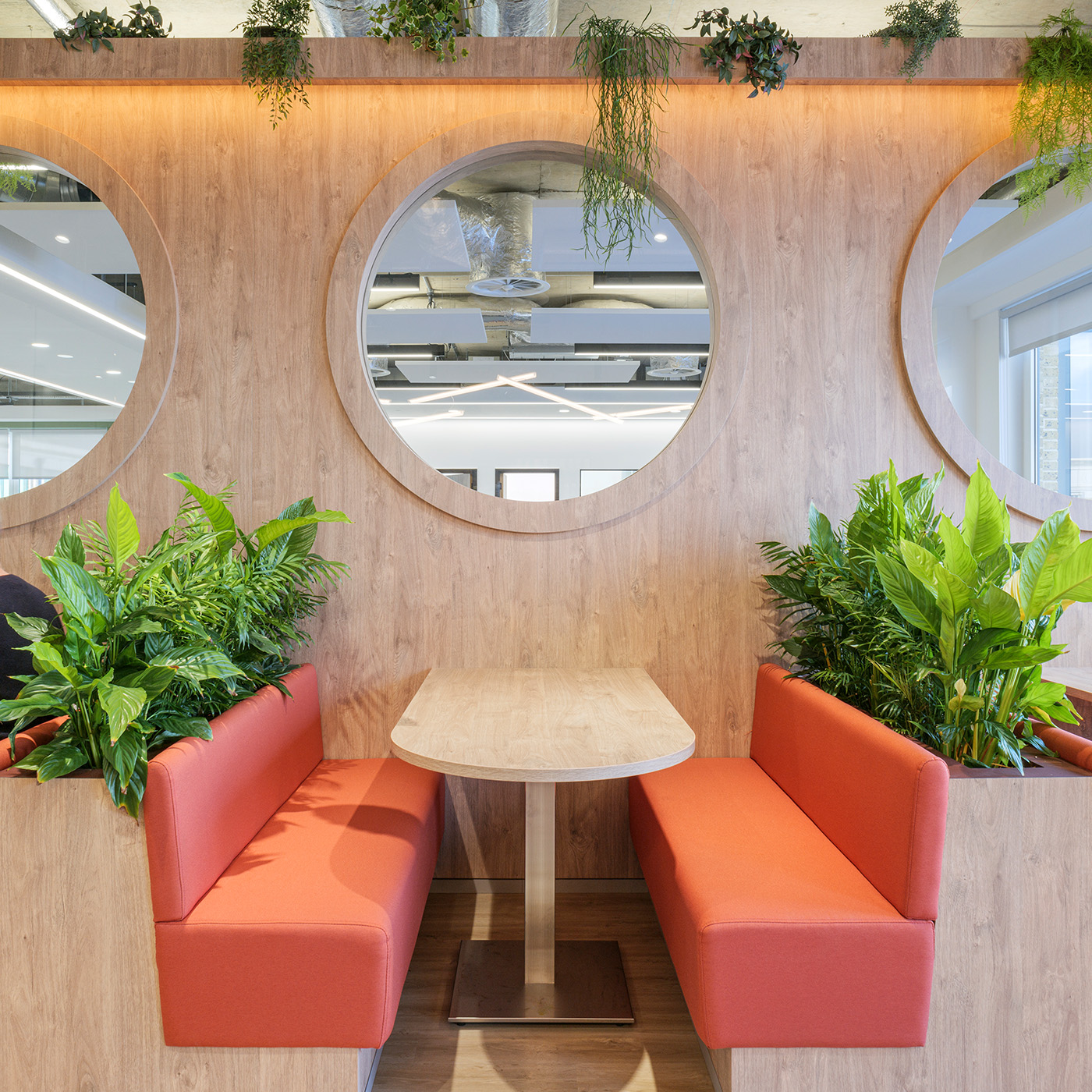 Dedicated meeting rooms, pods and booths
